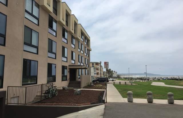 Beach Front Complex!! - 4667 Ocean Boulevard, San Diego, CA 92109
