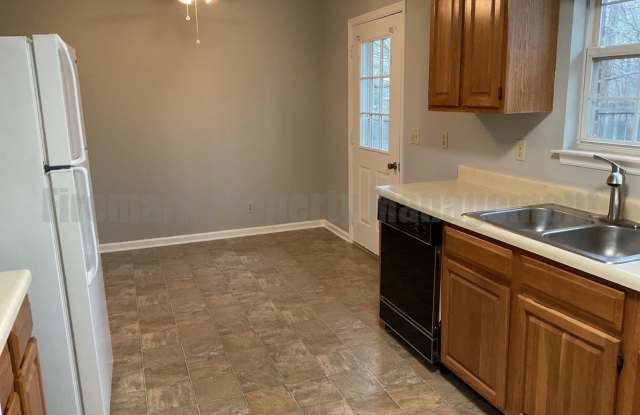 Spacious ranch style 2 bedroom, 2 bath with garage apartment located in Manchester TN Gallery 4