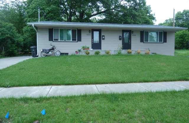 $1200.00 close to ICDT - 1226 East Bloomington Street, Iowa City, IA 52245