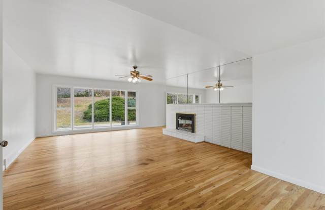 Spacious 3 Bed, 3 Bath Home Near Weber State photos photos