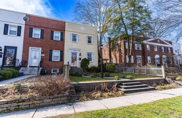 Gorgeous 3 Level Townhouse Near Old Town with Walking Distance to Restaurants and Braddock Metro! photos photos