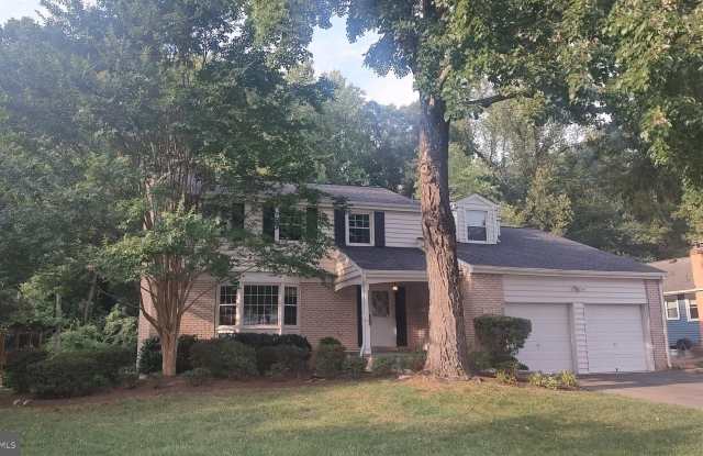 7936 CARRLEIGH PARKWAY - 7936 Carrleigh Parkway, West Springfield, VA 22152
