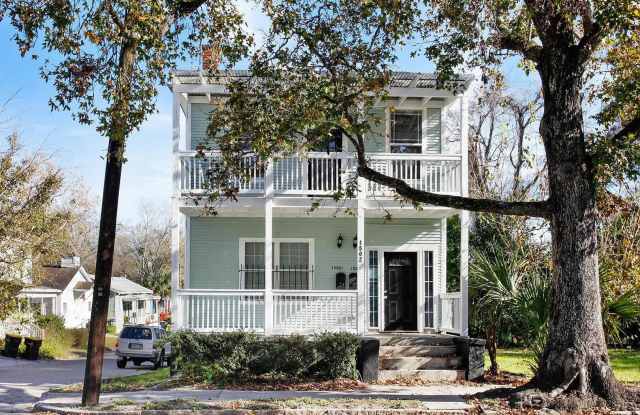 3 BED | 2 BATH | NEWLY RENOVATED UPSTAIRS APARTMENT | MIDTOWN Gallery 1