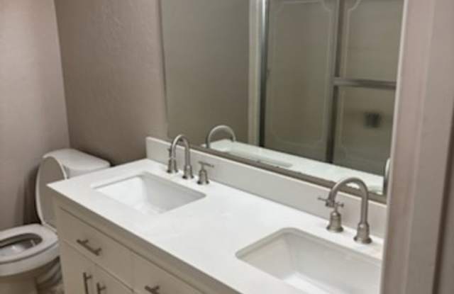 Comfortable & Move-In Ready 3 Bedroom Brick Home in the Skyline East Area! Gallery 3