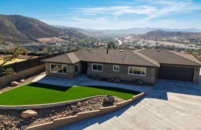 Remodeled 3BR House with Panoramic Mountain Views | Private Drive, Garage & RV Parking! Gallery 1