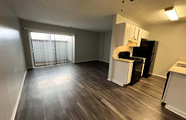 2 Bedroom 1 Bathroom Garden Level Apartment in Aurora photos photos