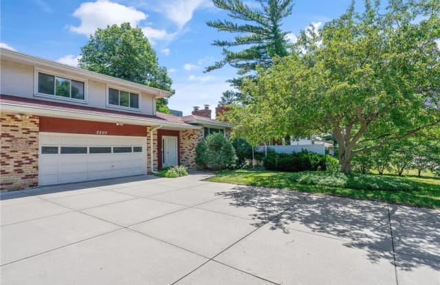 5207 Grandview Lane - 5207 Grandview Lane, Edina, MN 55436