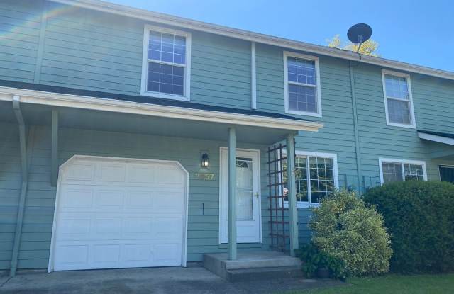 Spacious 3-Bedroom, 2.5-Bath Townhouse In Great Neighborhood In Eugene! photos photos