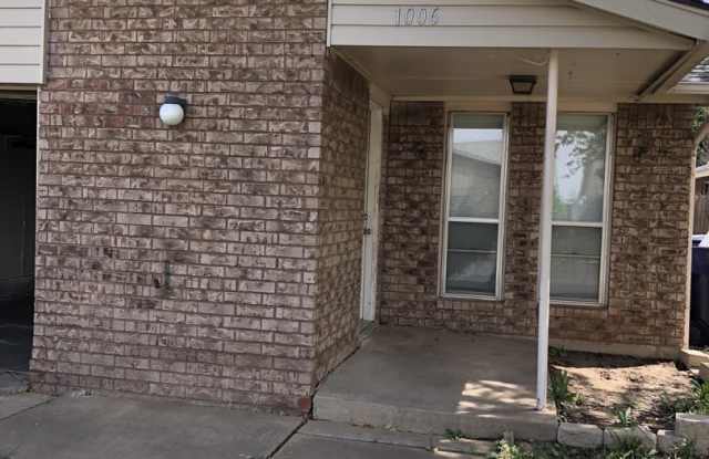 UPDATED DUPLEX NEAR I-240 CORRIDOR! photos photos