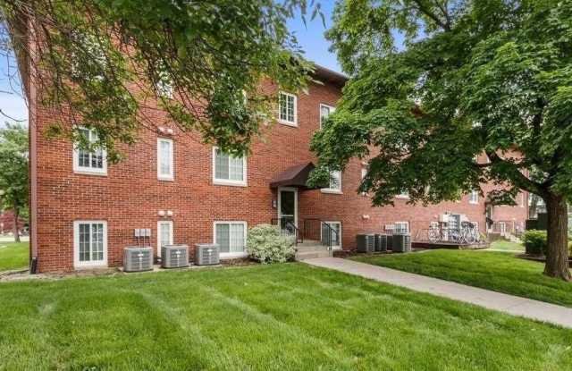 100 Grandview Ct - 100 Grandview Court, University Heights, IA 52246