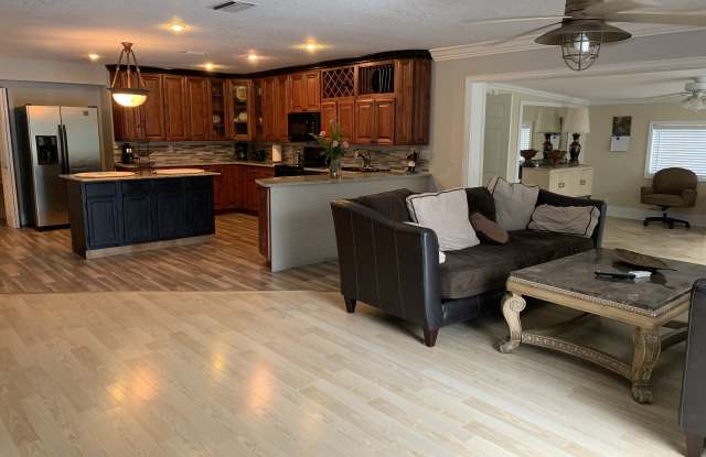 650 Lake Dr Gallery 2