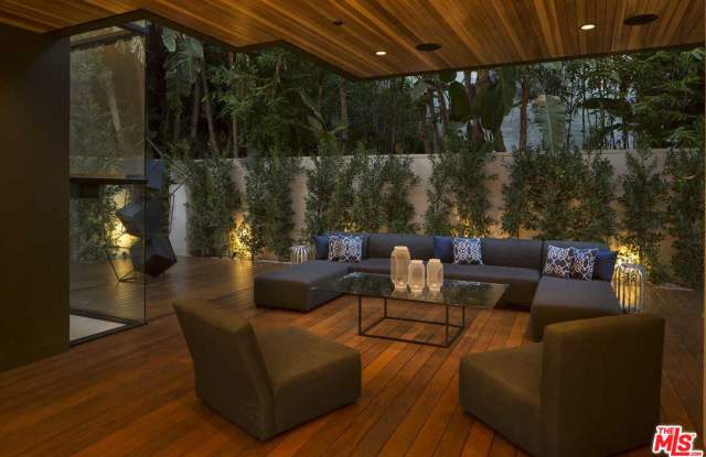8381 HOLLYWOOD Boulevard Gallery 4