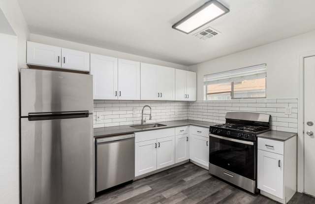 Two Bedroom with Yard & Washer/Dryer - 4 Weeks of Free Rent! Gallery 1