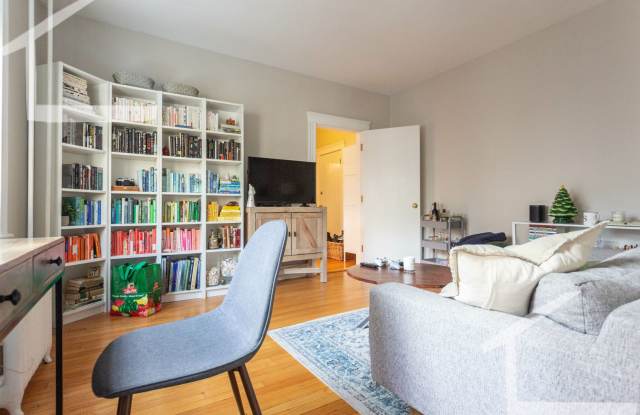Charming 1 Bedroom-No Broker Fee Gallery 4