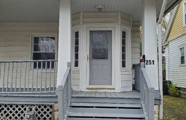 3BDRM HOUSE FOR RENT - 251 East Broad Street, Elyria, OH 44035