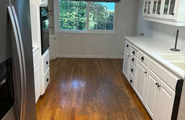 3 B/R 2 BA Charming beautiful home AVAILABLE NOW!! Gallery 3