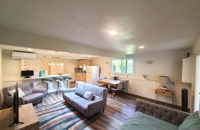 Extra large 1 bedroom, 10 minute walk to beach - 410 Kaha Street, Honolulu County, HI 96734