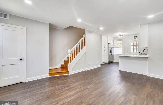 1201 S BARTON Street Gallery 4