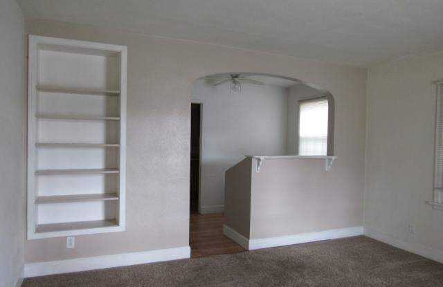 Central/East 2 Bed House w/ Garage Gallery 3