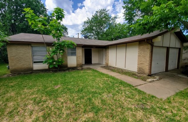 702 S Hunters Glen Cir - 702 South Hunters Glen Circle, Arlington, TX 76015