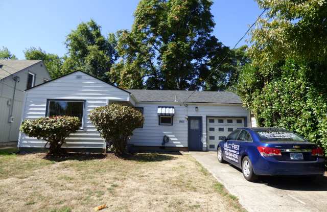 2 BED 1 BATH COTTAGE IN SOUTH SALEM-OFF OF COMMERCIAL - 1865 East Nob Hill Street Southeast, Salem, OR 97302