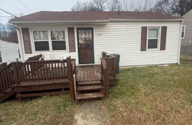 Knoxville 37915 - Cozy 2 bedroom, 1 bath home- Contact Lisa Vineyard and Shannon Russell (865) 216-9334 - 2131 Seminole Avenue, Knoxville, TN 37915