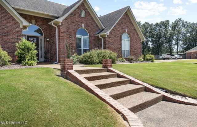 Available now! Beautiful Corner lot! 4 Bedrooms, Olive Branch schools! - 6191 Ivy Trails Drive, Olive Branch, MS 38654