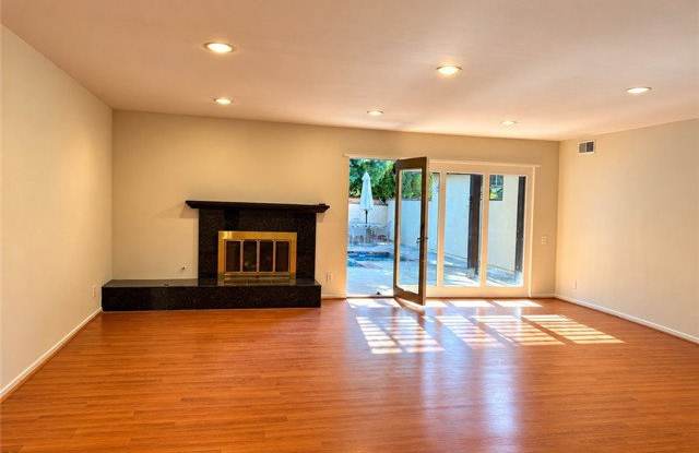 23421 Aetna Street Gallery 2
