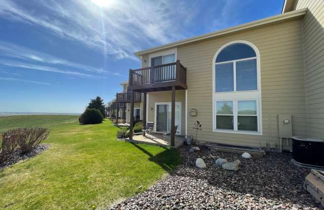 Wonderfully Updated Spacious 2 bed 3 bath Superior Townhome -- Available October 5th! Gallery 1