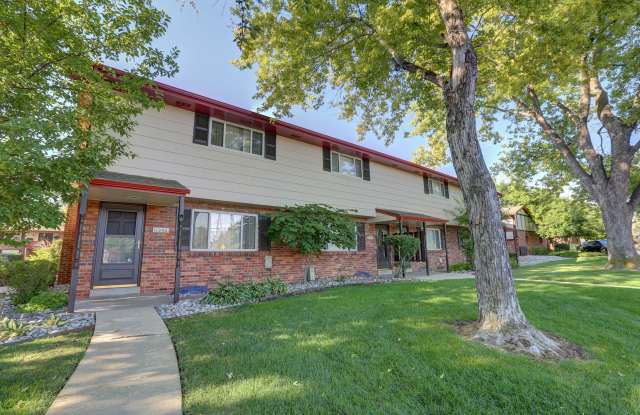 Applewood Crest Townhomes & Apartments Gallery 3