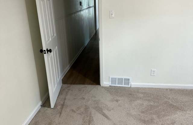 Charming 2BR Duplex in Memphis - 1034 University Street, Memphis, TN 38108