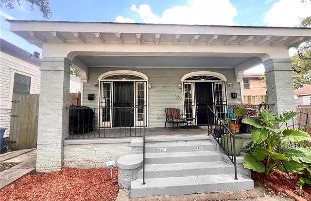 2427 ST BERNARD Avenue photos photos