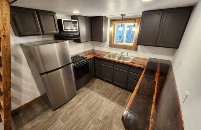 Lovely 1 Bedroom Kamiah Cabin with Breathtaking Views Gallery 1