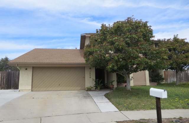 1774 HENDERSON CT - 1774 Henderson Court, Vista, CA 92083