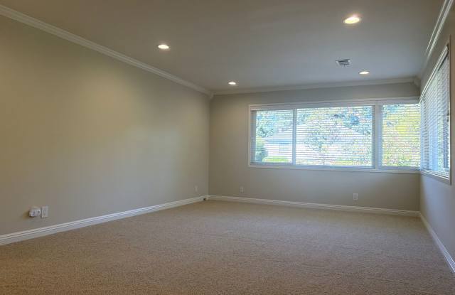 Updated Top Floor 2 Bedroom/1 Bathroom Apartment with in unit laundry Gallery 3