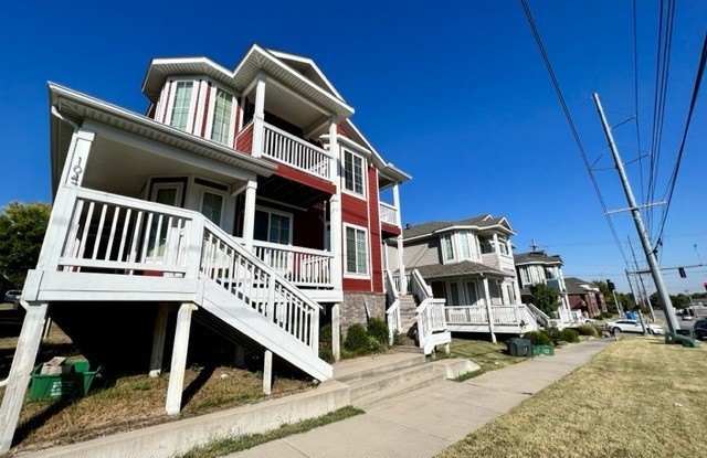 1047 N Leverett Avenue photos photos