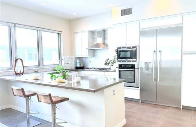 310 Washington Boulevard - 310 Washington Boulevard, Los Angeles, CA 90292