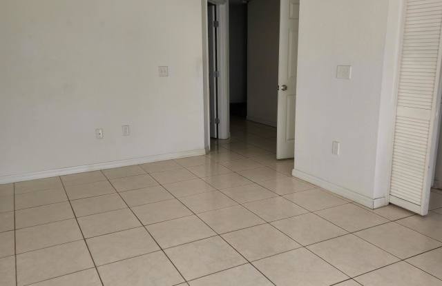 304 North 61st Terrace Gallery 4
