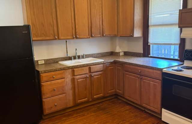 4 bedroom, 1 bath, 3 story half double house - 237 South Locust Street, Hagerstown, MD 21740