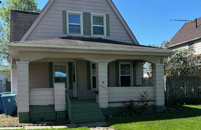 Check out this 3 Bed 1.5 Bath Home on the Southside of Lorain.. - 1946 East 29th Street, Lorain, OH 44055