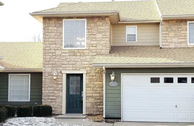 Charming Townhome, Prime Location, Cozy Living Gallery 1