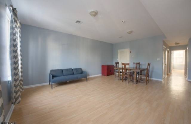 372 Bramhall Ave Gallery 1