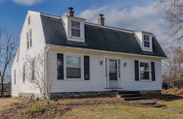 Spacious Renovated Colonial on The Lebanon Green photos photos