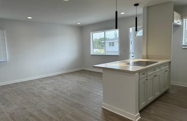 SE HABLA ESPANOL - Fully Renovated - 2 Bedroom 1 Bath - NOW Available! Gallery 3