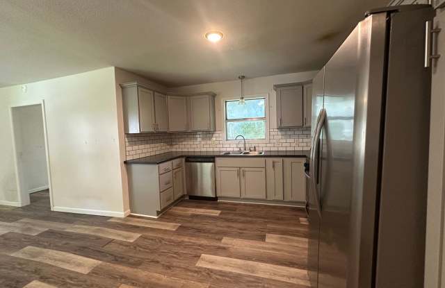 Welcome to your dream home in the heart of Russellville, AR. Gallery 4