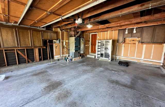 Spacious 4 Bedroom, Single-Level Home with a Pool Gallery 4