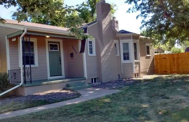 AWESOME 3-BDRM HOME NEAR DU - INCLUDES GARAGE + OFF-STREET PARKING! photos photos