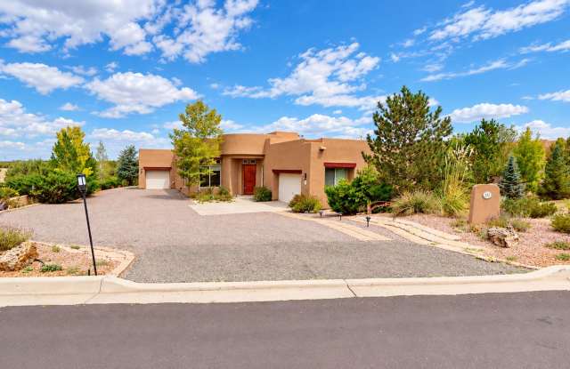 4 Beds 2 Baths Living Room Plus Den Patio Large Primary Windmill Ridge Gallery 1