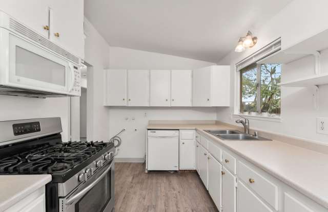 Spacious 4-Bedroom / 2-Bath Home for Rent – 6404 Stoneman, North Highlands, CA 95660 - 6404 Stoneman Drive, North Highlands, CA 95660