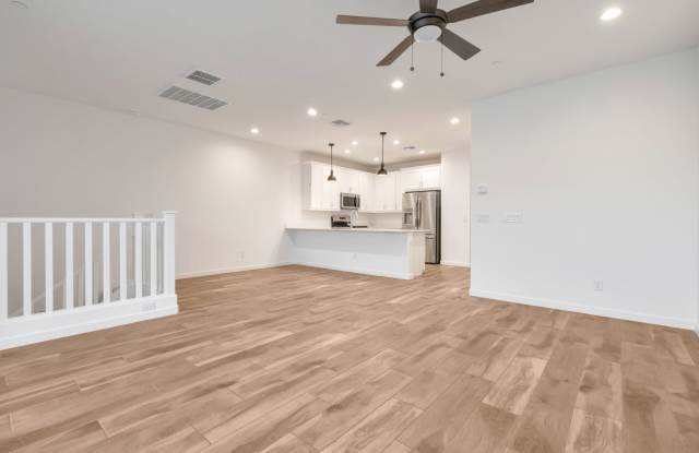 Like New luxurious Model Home with 2 Master Suites in Warner Meadows! Gallery 4